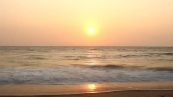 Cena noturna com pôr do sol no mar — Vídeo de Stock