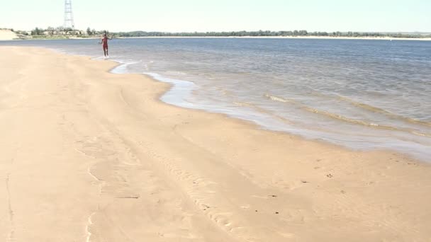Женщина с красивым телом на пляже — стоковое видео