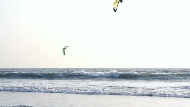 Kiteboarder vychutnat surfování v moři — Stock video