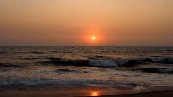 Escena nocturna con puesta de sol en el mar — Vídeos de Stock