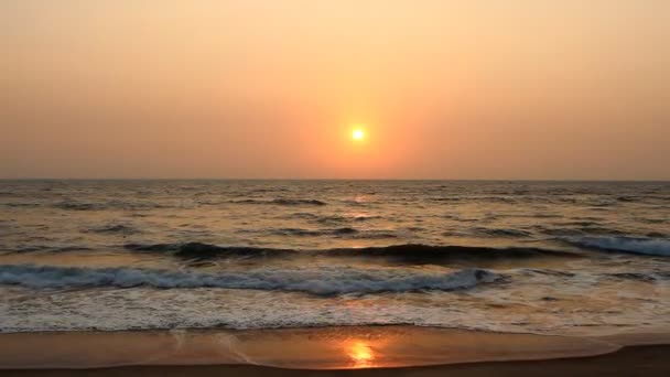 Escena nocturna con puesta de sol en el mar — Vídeos de Stock