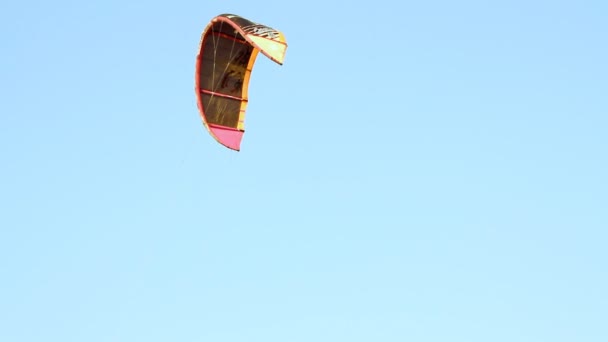Πτέρυγα kite πάνω από το γαλάζιο του ουρανού — Αρχείο Βίντεο