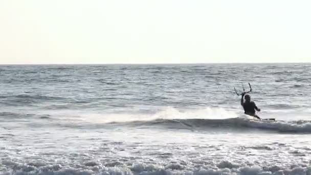 Kiteboarder élvezze szörfözés a tengeren — Stock videók