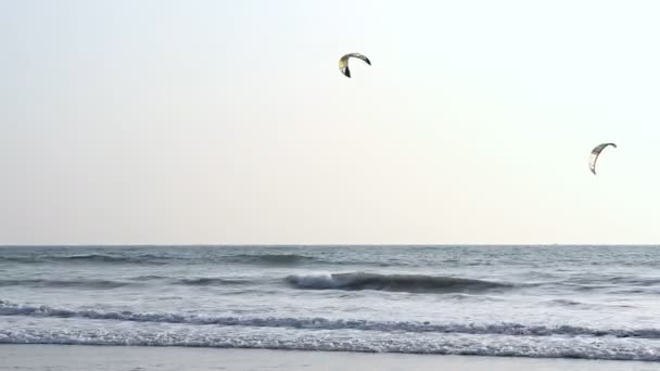 Kiteboarder genieten van surfen in de zee — Stockvideo