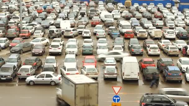 Lotes de carros de estacionamento na cidade movimento rápido — Vídeo de Stock