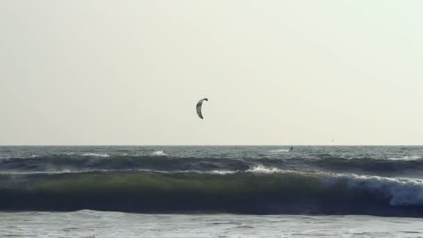 Kiteboarder élvezze szörfözés a tengeren — Stock videók