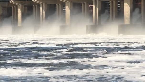 Reset a víz a folyó, vízerőmű — Stock videók