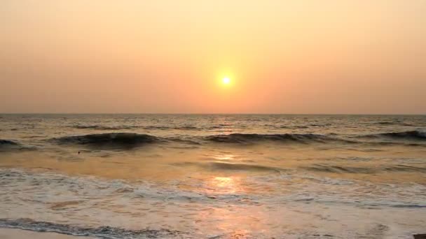 Cena noturna com pôr do sol no mar — Vídeo de Stock