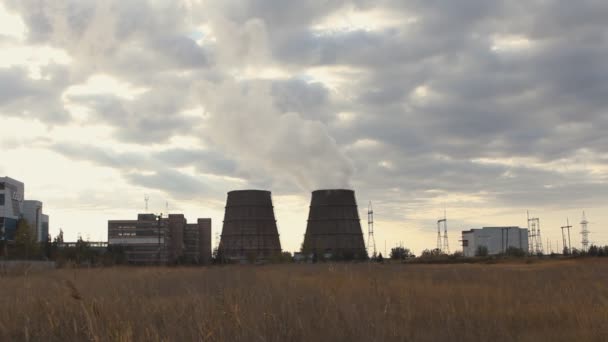 Охолоджуючі вежі енергетичної станції — стокове відео