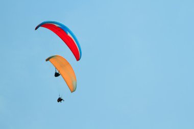 yamaç paraşütü karşı dağlar üzerine açık mavi gökyüzü