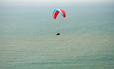paraplane uçuş. paraplane uçuş denize