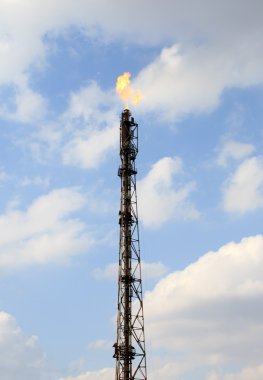 rafineri yangın gaz Meşalesi üzerinde bulutlu gökyüzü