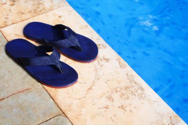 Yüzme Havuzu kenarında çift mavi flip flop