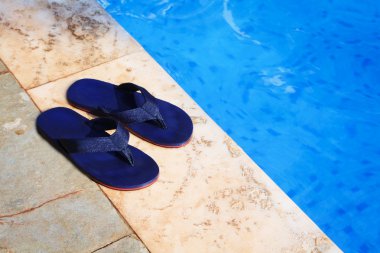 Yüzme Havuzu kenarında çift mavi flip flop