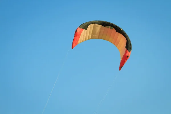 Πτέρυγα kite πάνω από το γαλάζιο του ουρανού — Φωτογραφία Αρχείου