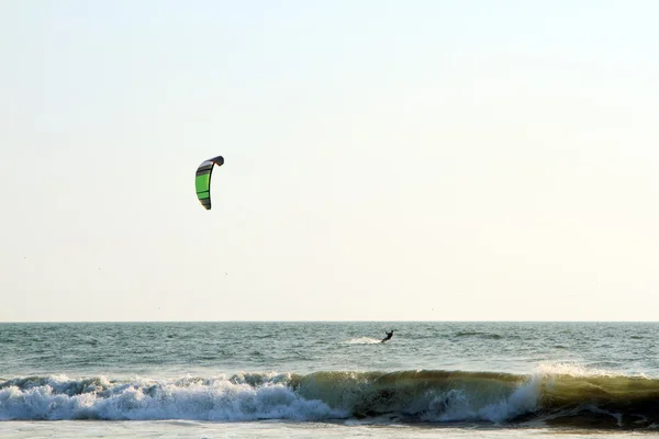 Kiteboarder genießen das Surfen im Meer — Stockfoto