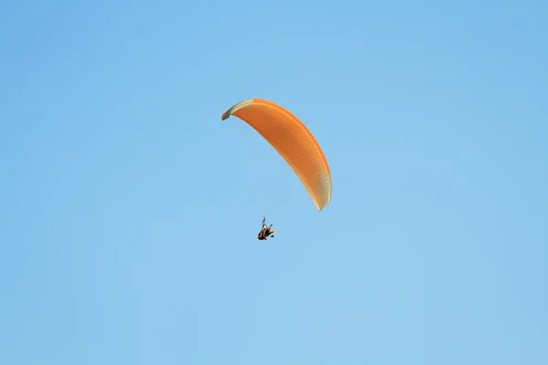 Parapendio contro il cielo azzurro — Foto Stock