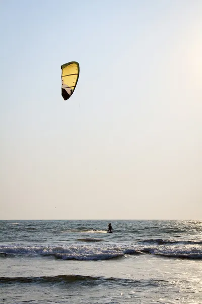 Kiteboarder disfrutar del surf en el mar —  Fotos de Stock