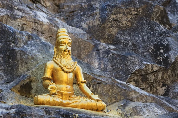 Budista estátua de ouro homem meditando — Fotografia de Stock