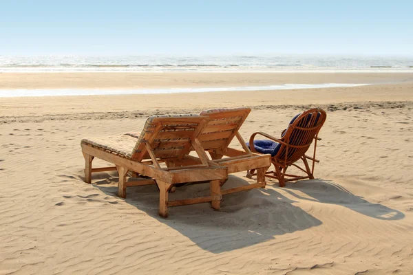 Cadeiras de praia na praia de areia branca — Fotografia de Stock