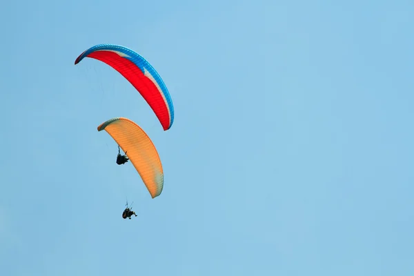 に対して山パラグライダー澄んだ青い空 — ストック写真