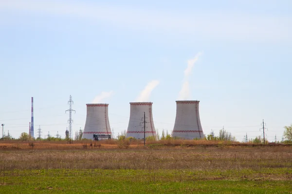 Torre de resfriamento da usina nuclear e campo agrícola — Fotografia de Stock