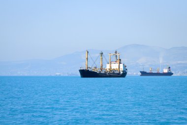 Durgun su port yakınındaki yelken kargo gemisi