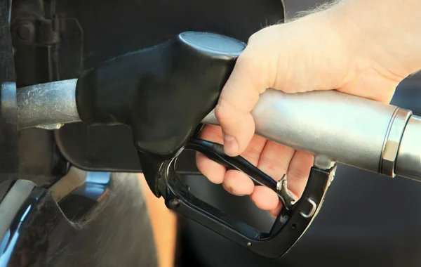 Het bijvullen van de auto met loodvrije benzine — Stockfoto