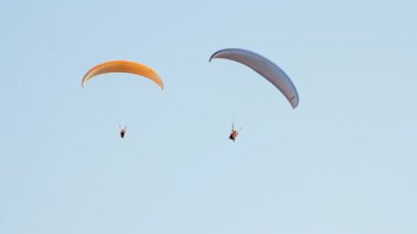 yamaç paraşütü karşı dağlar üzerine açık mavi gökyüzü