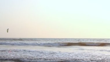 Hindistan goa arambol beach 21 Şubat 2013. kiteboarder denizde sörf keyfini