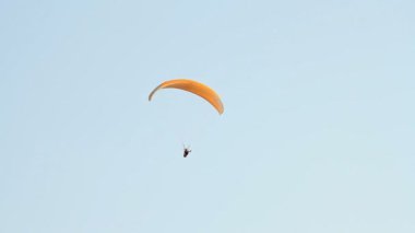 yamaç paraşütü karşı dağlar üzerine açık mavi gökyüzü