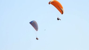 yamaç paraşütü karşı dağlar üzerine açık mavi gökyüzü