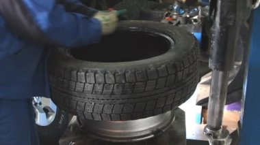 makinist araba lastiği yukarı kaldırır