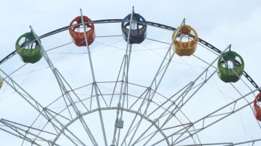 Alt görünümü bir dönme dolap üzerinde mavi gökyüzü