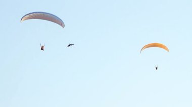 yamaç paraşütü karşı dağlar üzerine açık mavi gökyüzü