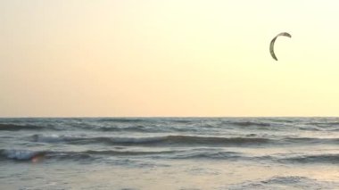 Hindistan goa arambol beach 21 Şubat 2013. kiteboarder denizde sörf keyfini
