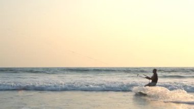 Hindistan goa arambol beach 21 Şubat 2013. kiteboarder denizde sörf keyfini