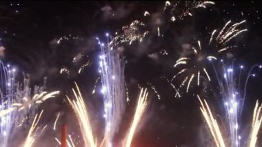 tatil gece renkli havai fişek