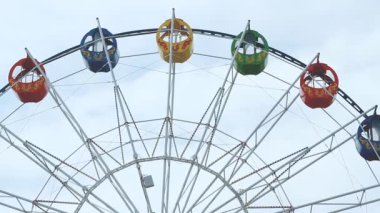 Alt görünümü bir dönme dolap üzerinde mavi gökyüzü