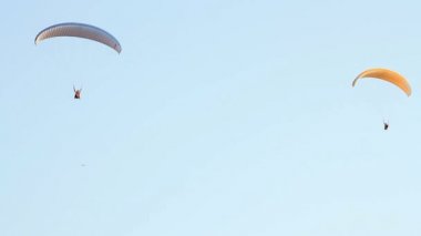 yamaç paraşütü karşı dağlar üzerine açık mavi gökyüzü