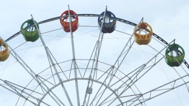 Alt görünümü bir dönme dolap üzerinde mavi gökyüzü