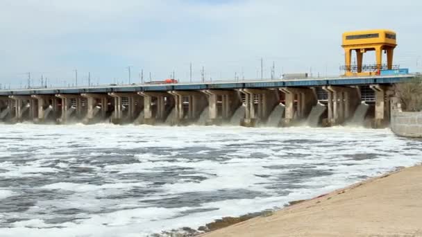 Reset of water at hydroelectric power station on the river — Stock Video