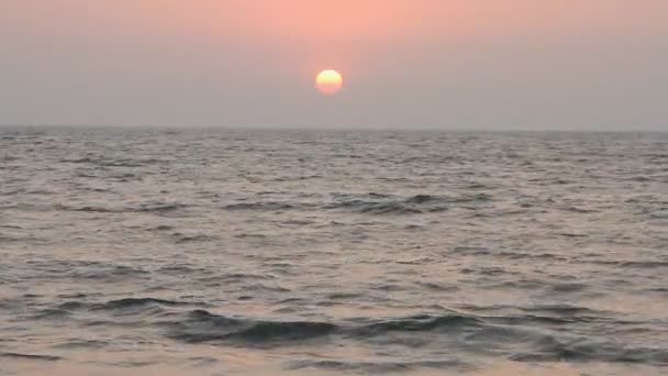 Escena nocturna con puesta de sol en el mar — Vídeos de Stock