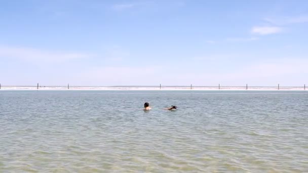 Соляні озера Baskunchak, Росія. 11 травня 2013. Плавання людини — стокове відео