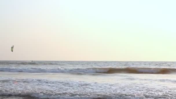 INDIA GOA Praia de Arambol 21 de fevereiro de 2013. Kiteboarder desfrutar de surf no mar — Vídeo de Stock