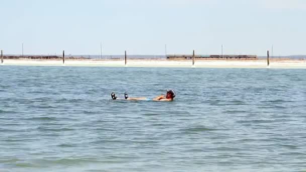 소금 호수 Baskunchak, 러시아입니다. 2013 년 5 월 11 일입니다. 남자 수영 — 비디오