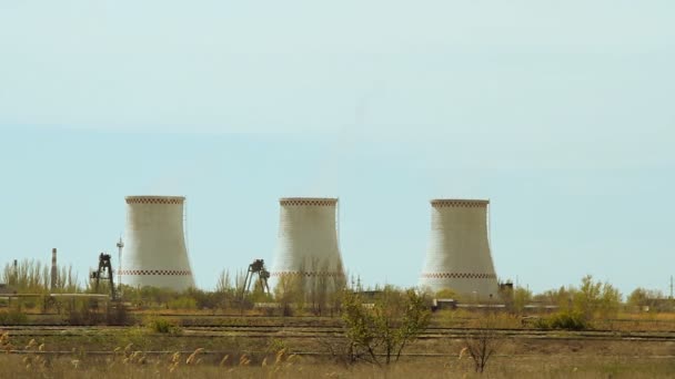 Torre de resfriamento no céu azul — Vídeo de Stock