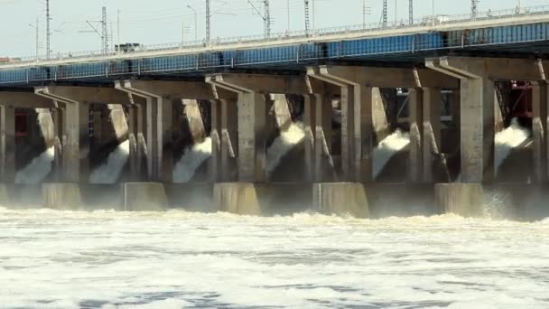 Відновлення води на гідроелектростанції на річці — стокове відео