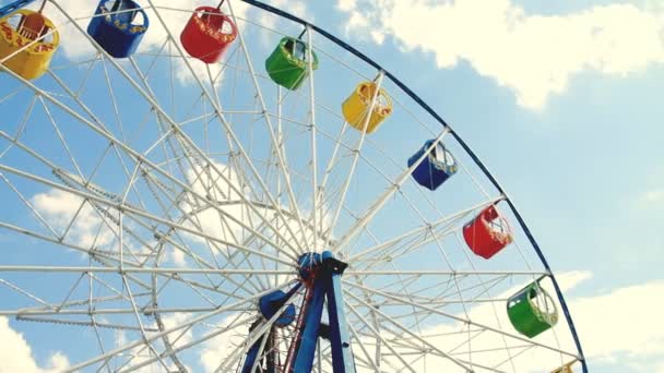 Vue du dessous d'une grande roue au-dessus du ciel bleu — Video