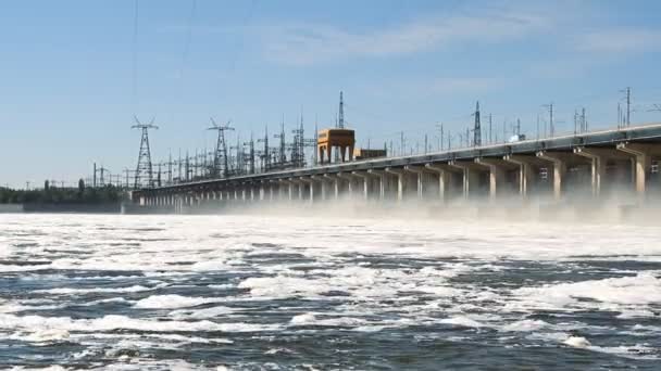 Відновлення води на гідроелектростанції на річці — стокове відео